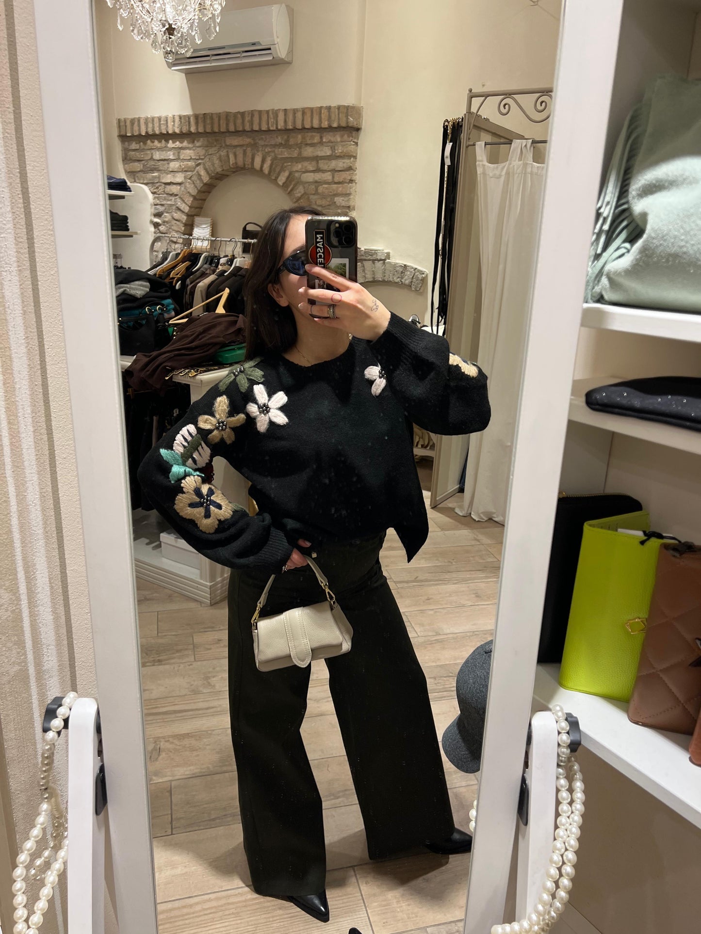 Maglione con fiori ricamati