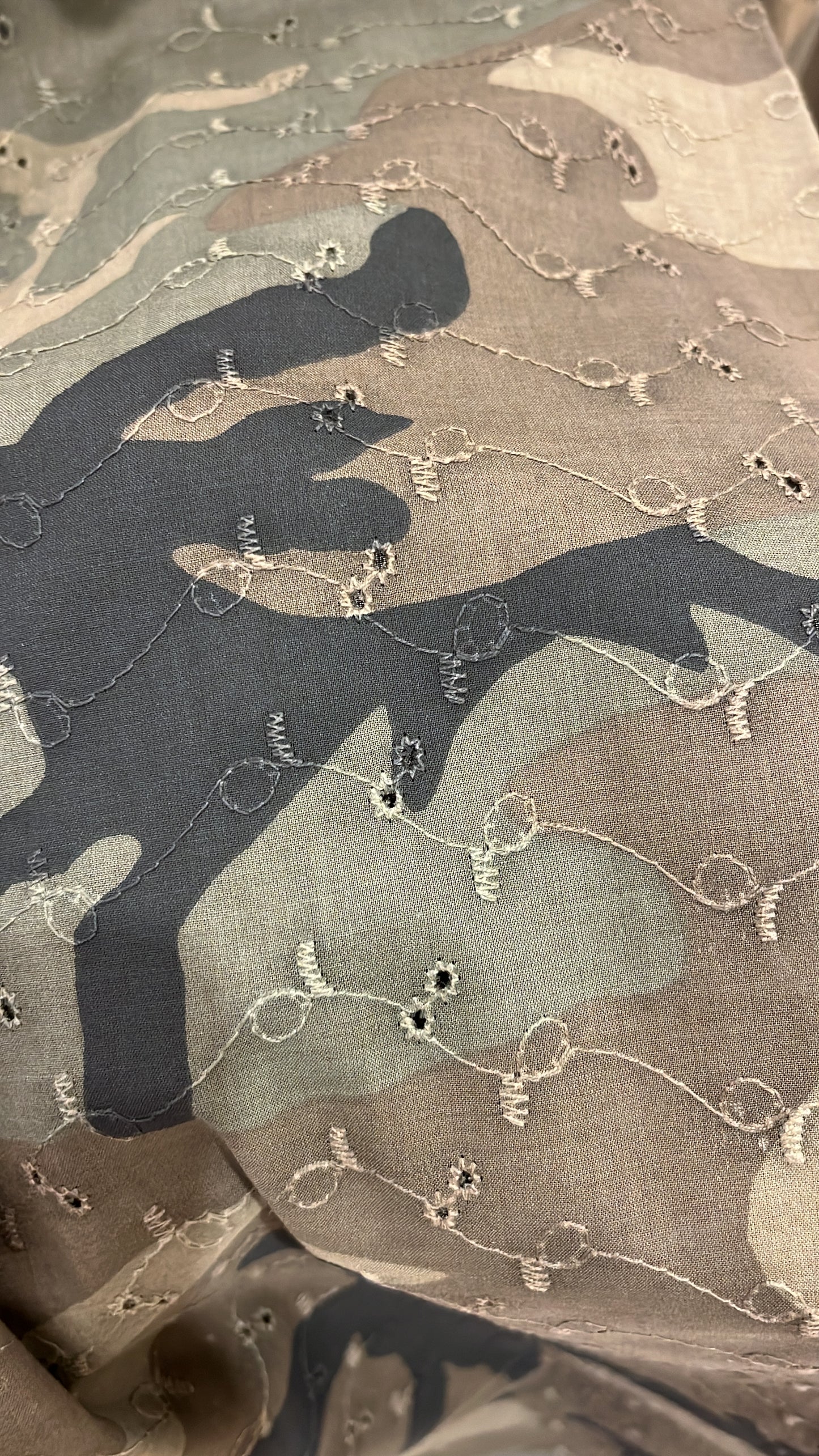 pantalone in sangallo modello carota stampa in camouflage