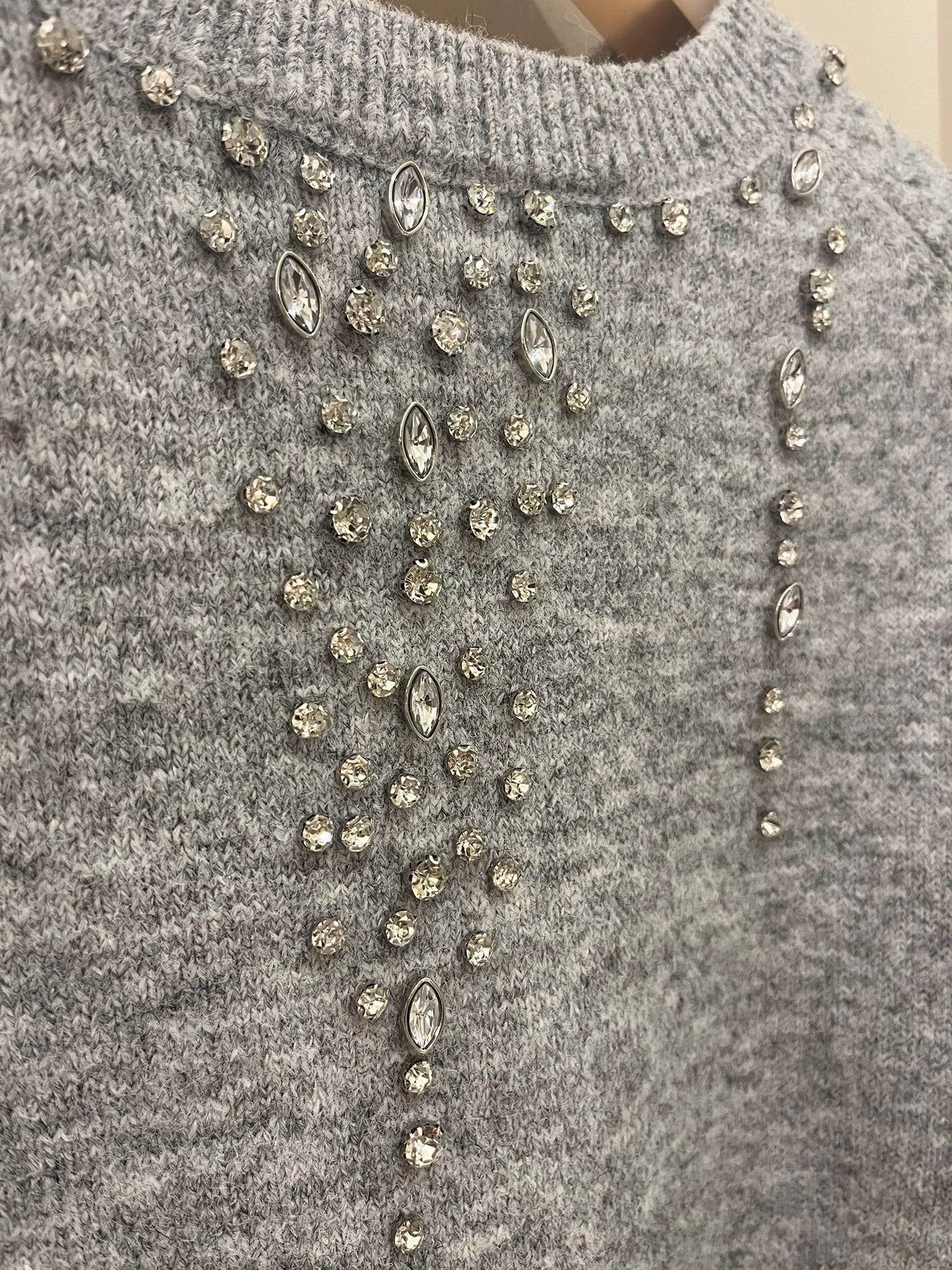 Maglione con applicazioni