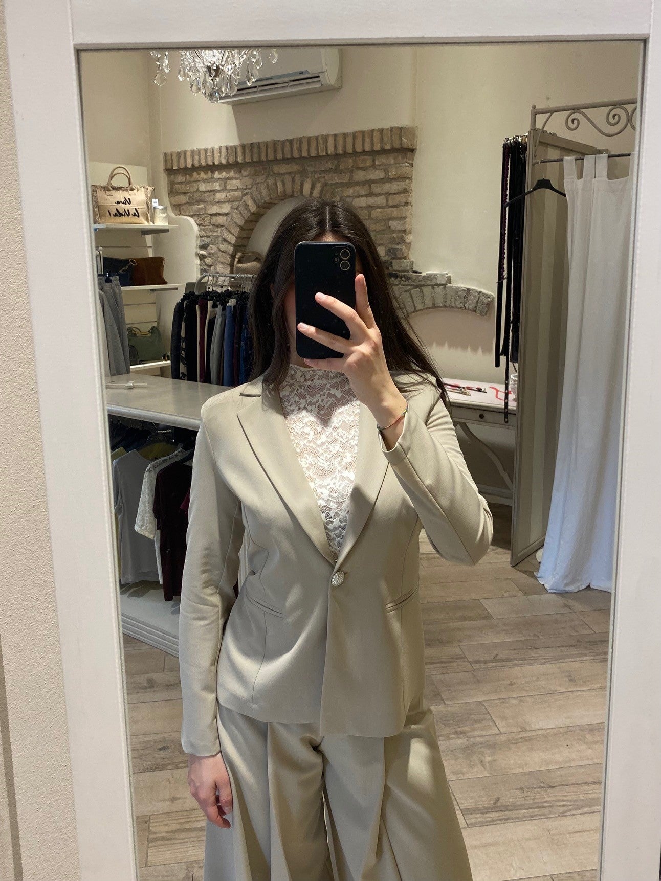 Blazer beige con bottoni gioiello