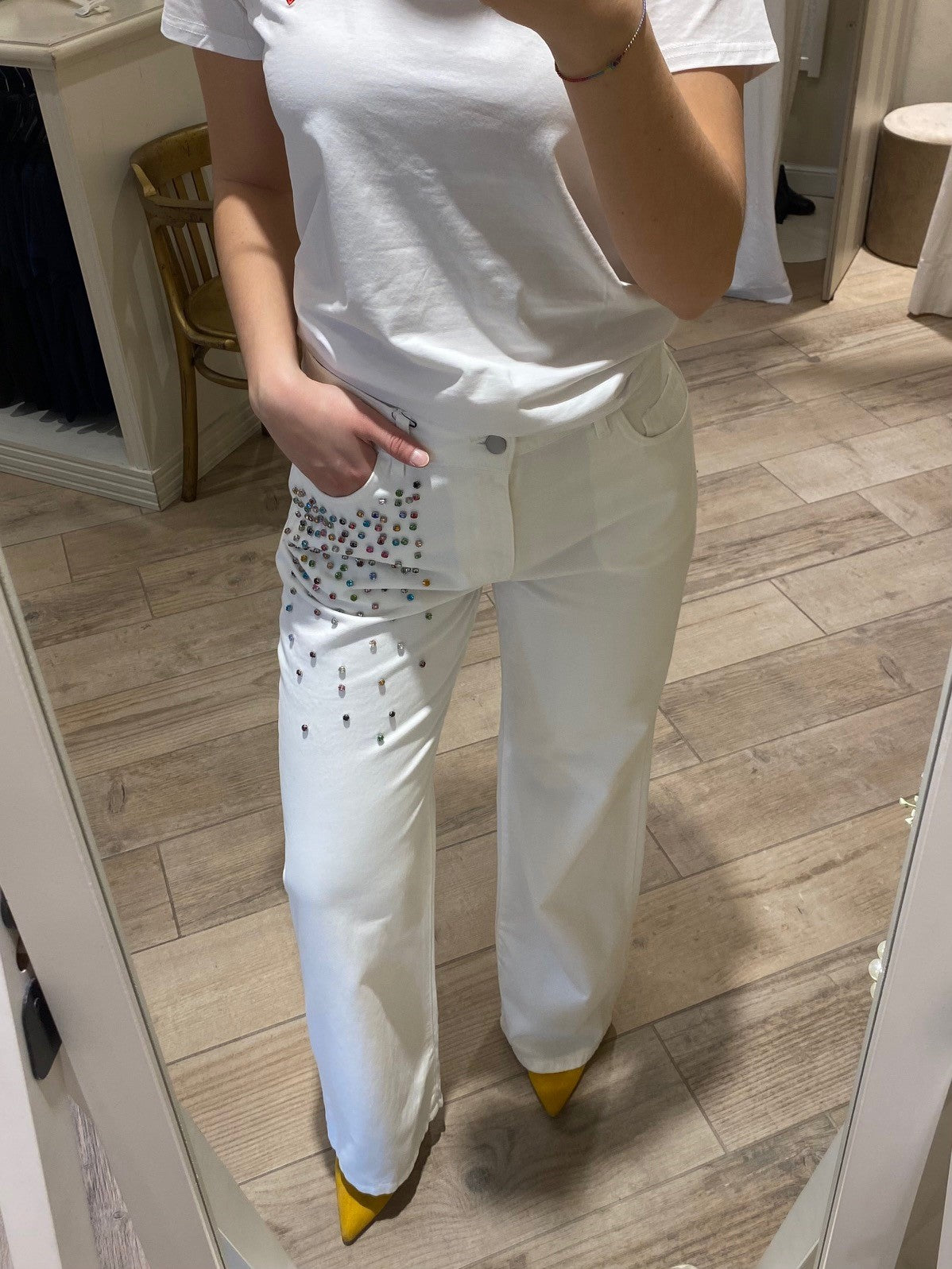 Jeans bianco con applicazioni
