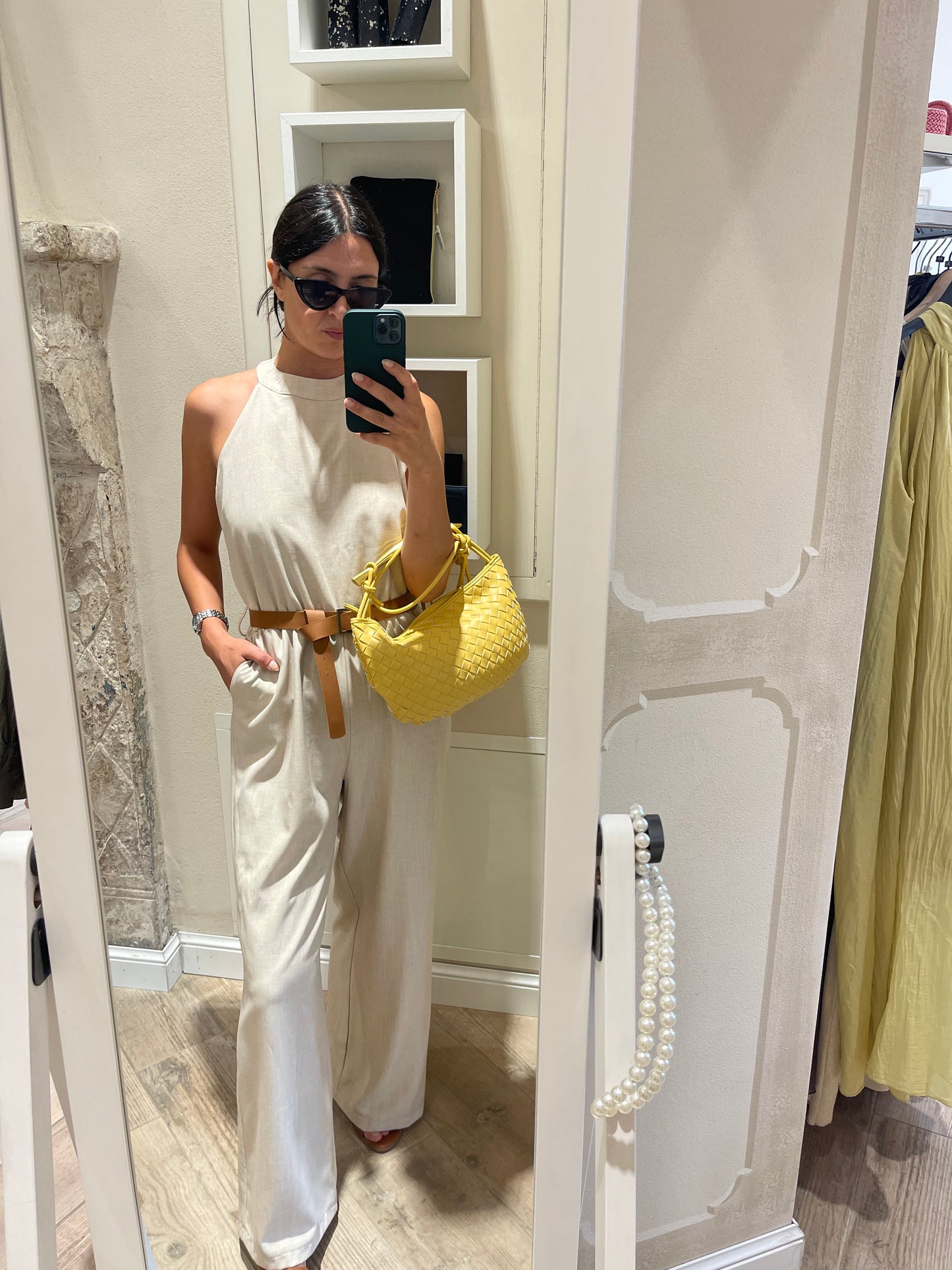Tuta beige con scollo all'americana
