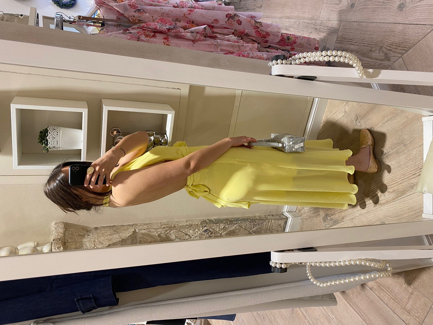 Abito giallo scollato