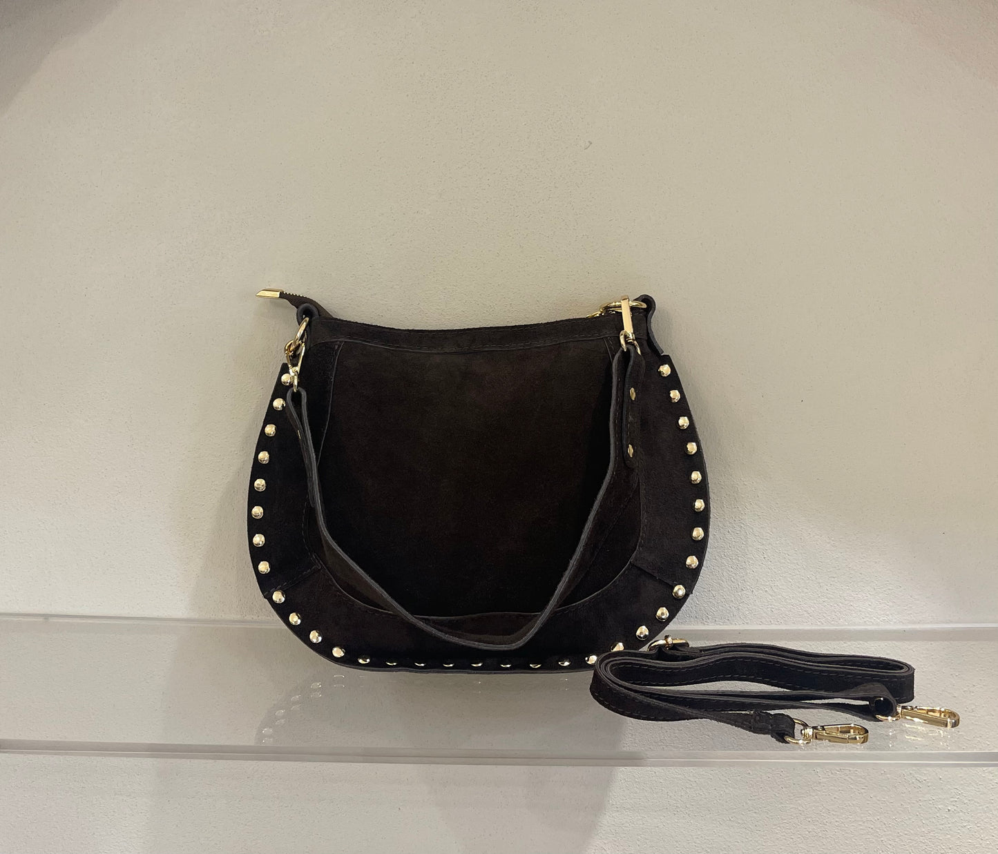 Borsa in camoscio a mezzaluna con borchie