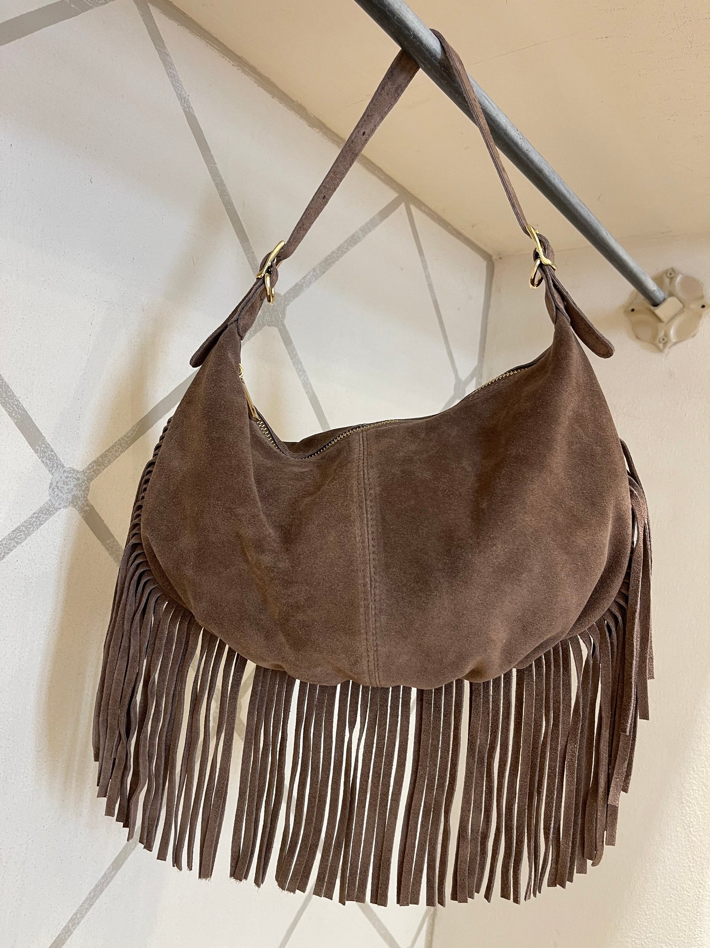 Borsa in camoscio a mezzaluna con frange