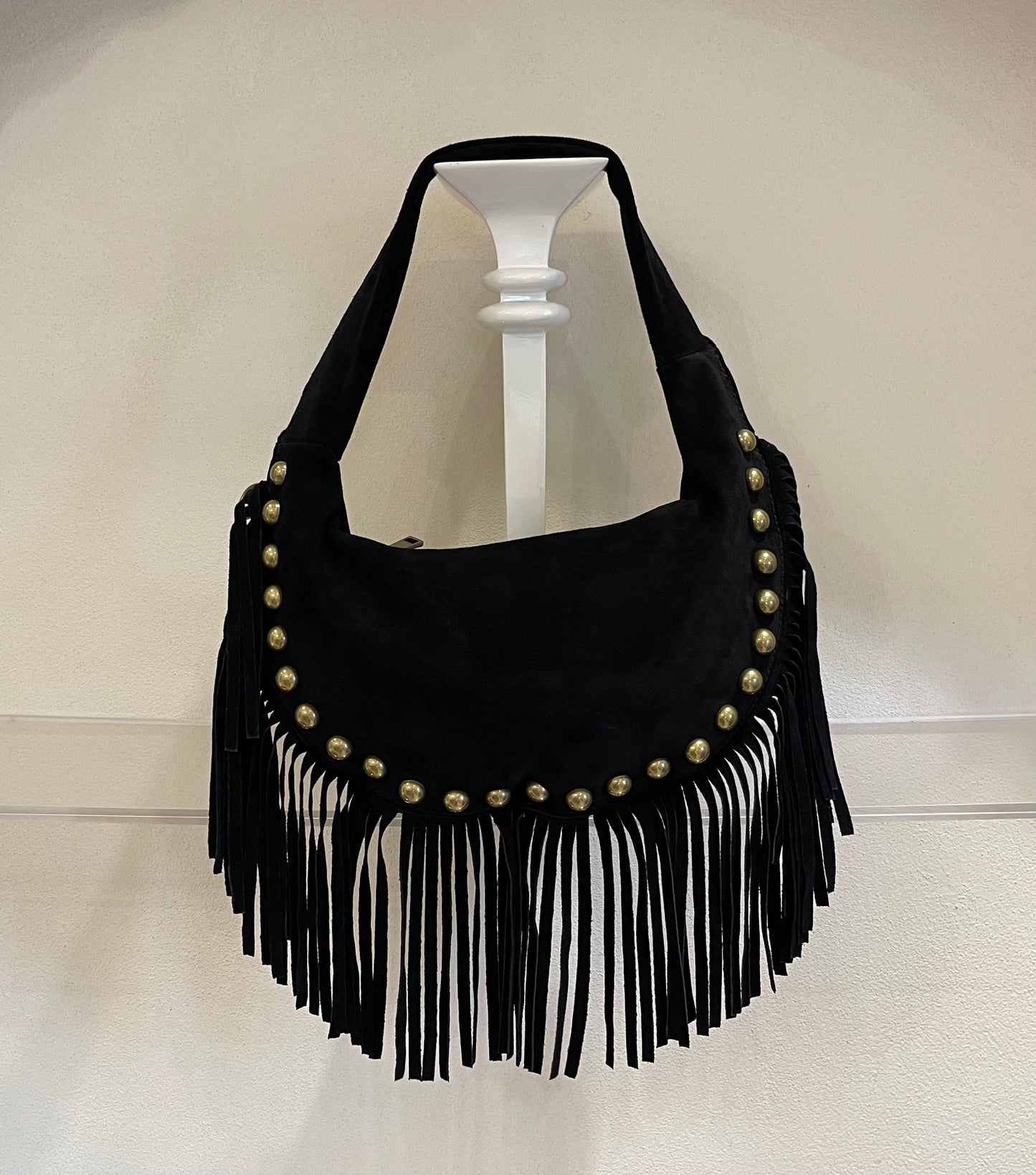Borsa in camoscio nero a mezzaluna con frange
