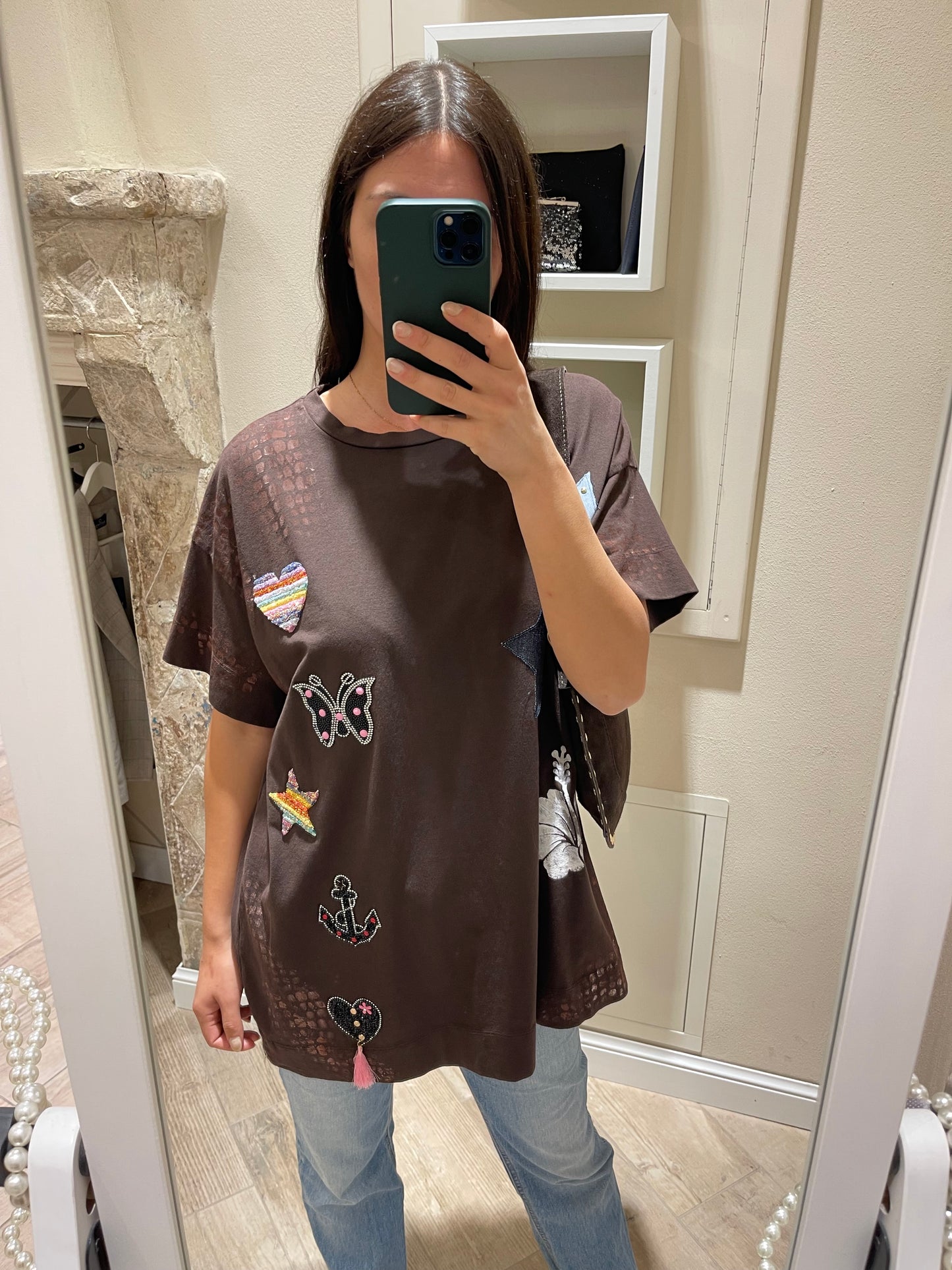 T-shirt over con applicazioni