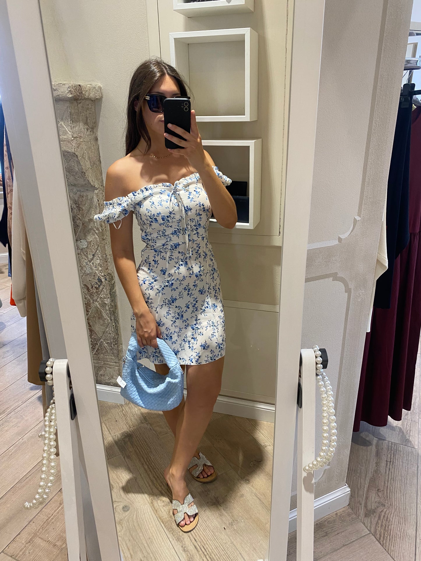 Abito floreale bianco e azzurro