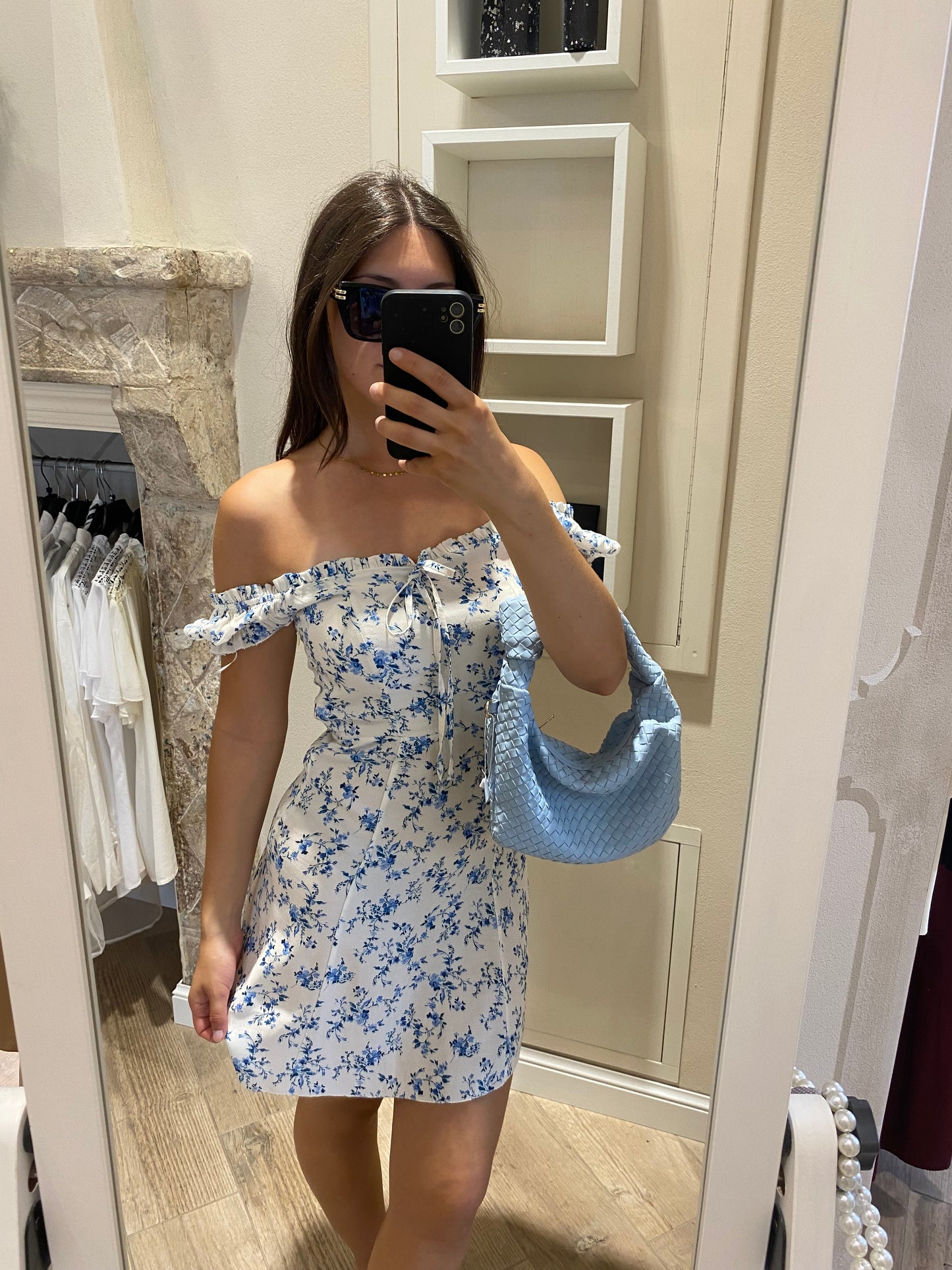 Abito floreale bianco e azzurro