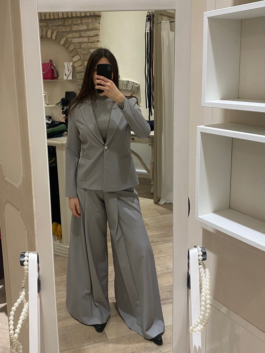 Blazer grigio chiaro con bottone gioiello