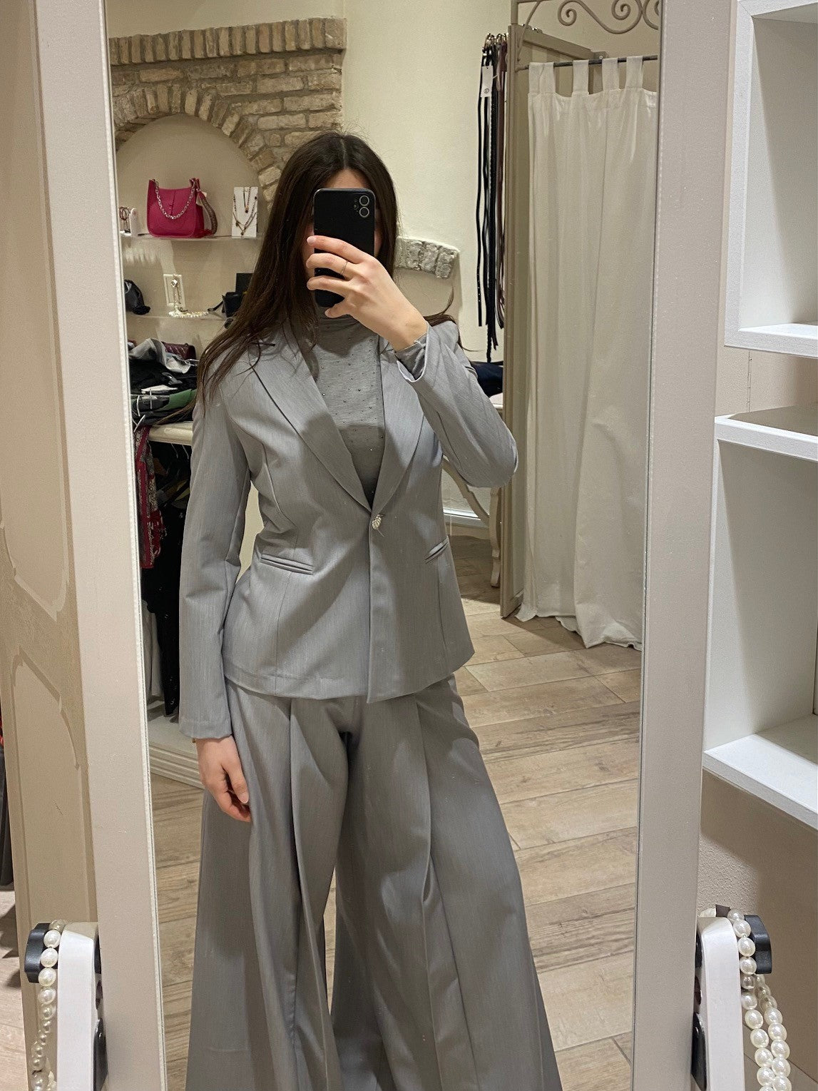 Blazer grigio chiaro con bottone gioiello