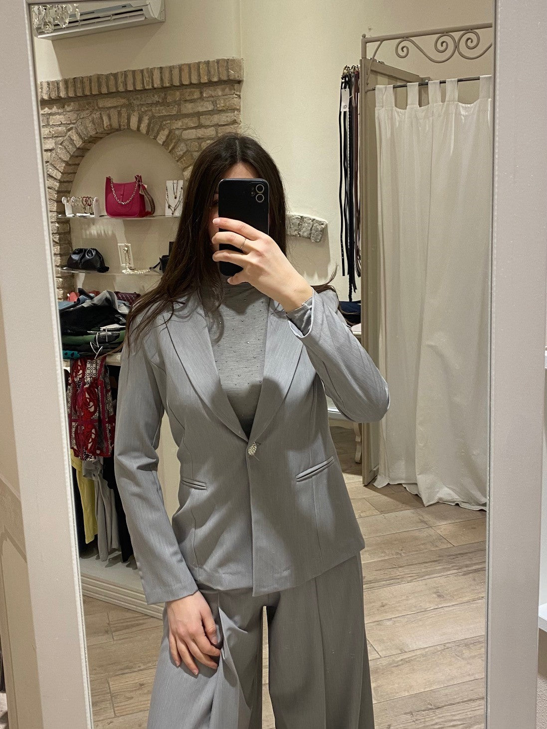 Blazer grigio chiaro con bottone gioiello