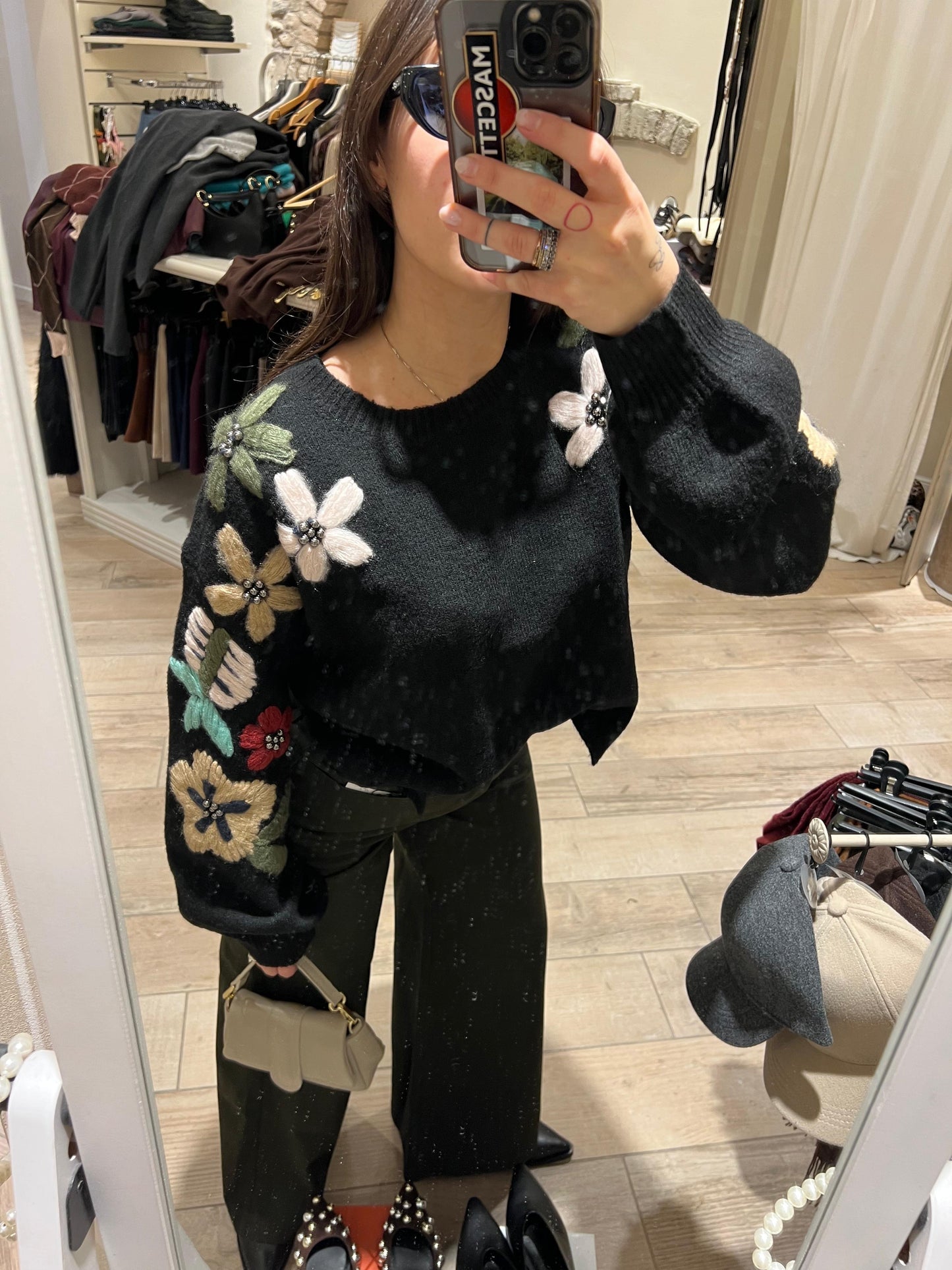 Maglione con fiori ricamati