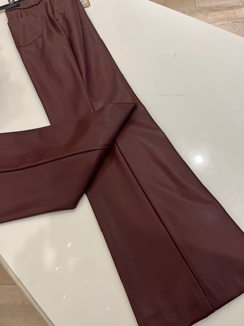 pantalone ecopelle zampa bordeaux