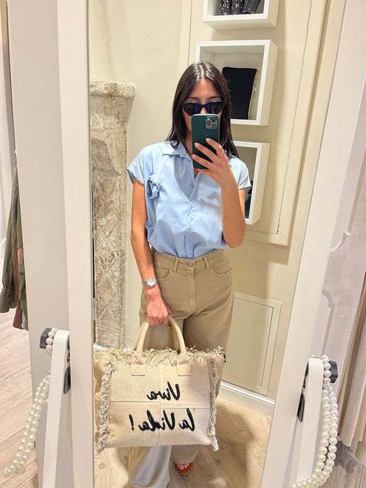 Camicia azzurra con rosa piccola