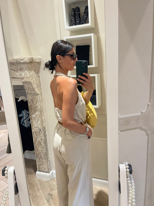 Tuta beige con scollo all'americana