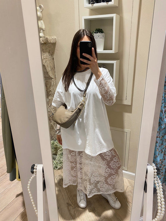 Abito in pizzo con t shirt bianco