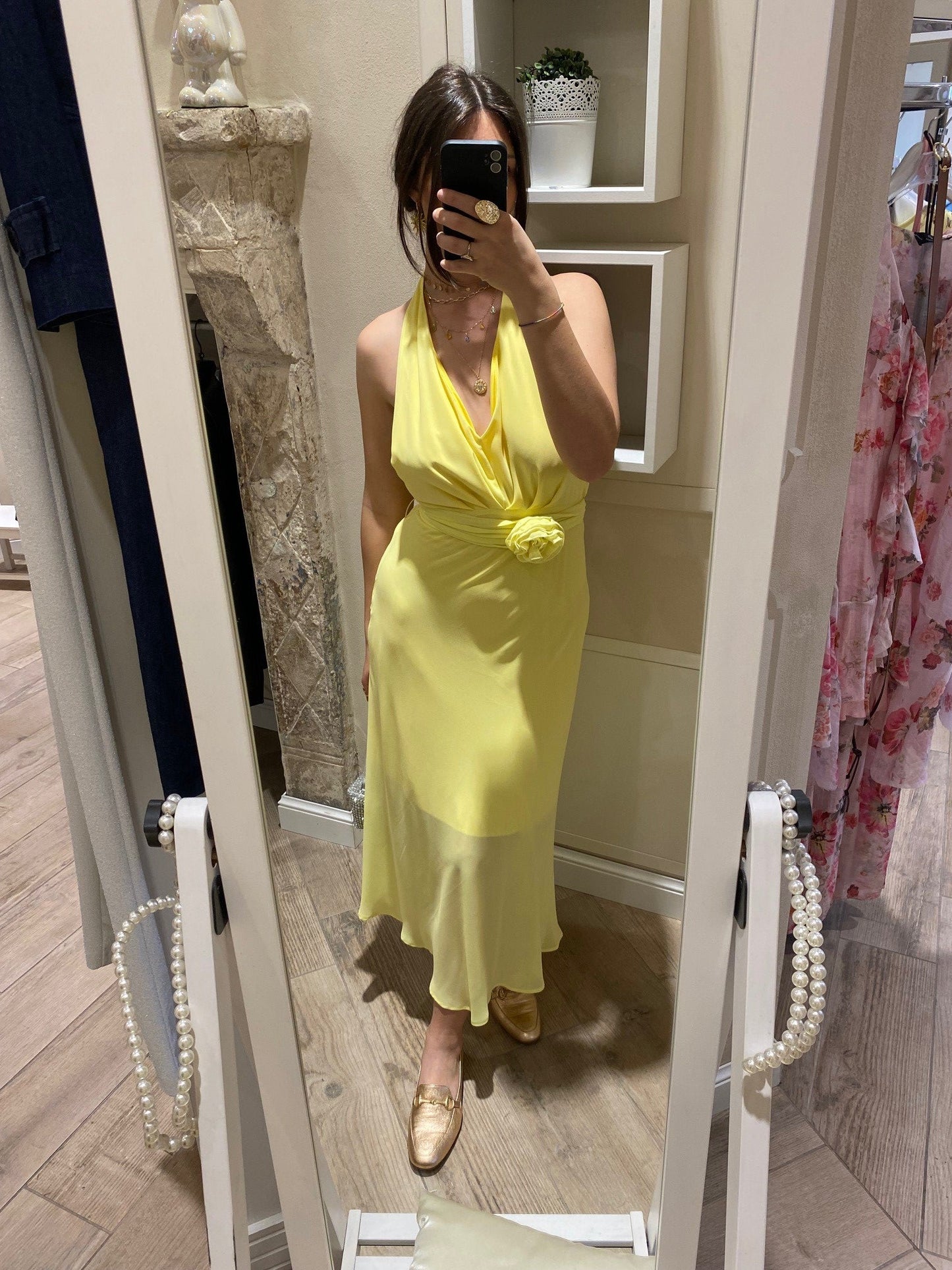 Abito giallo scollato