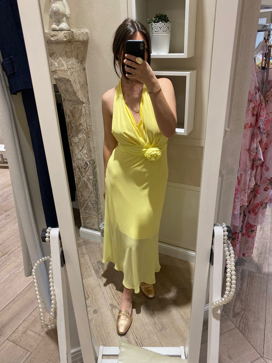 Abito giallo scollato