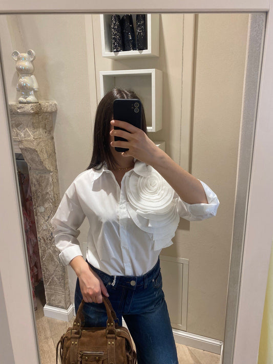 Camicia bianca con rosa