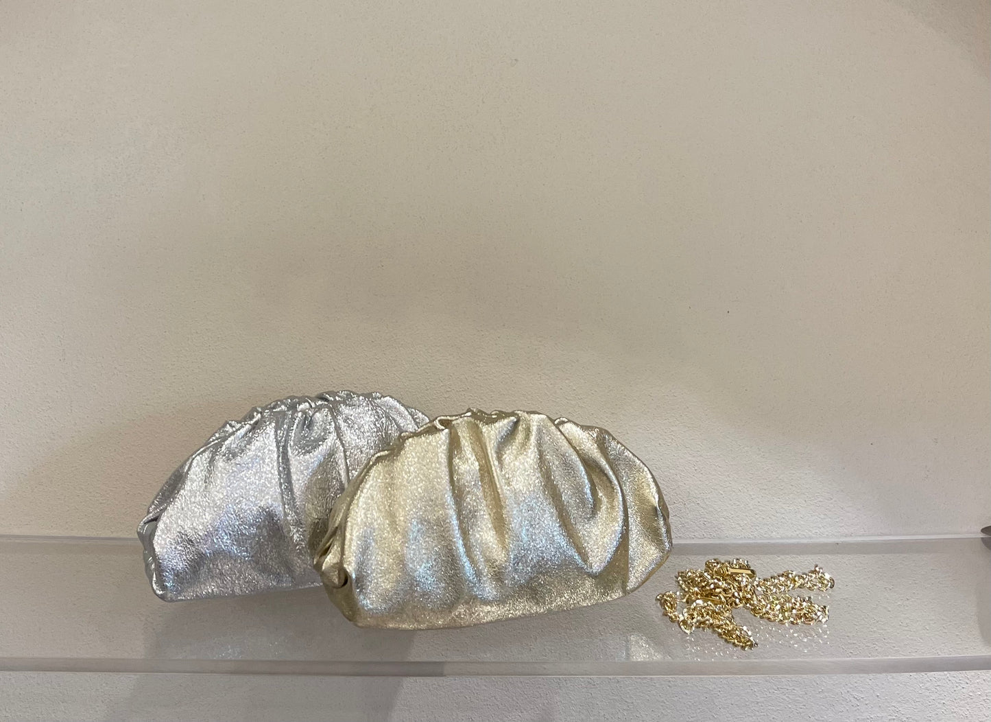 Pochette in pelle argento o oro