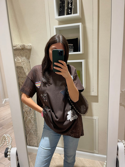 T-shirt over con applicazioni