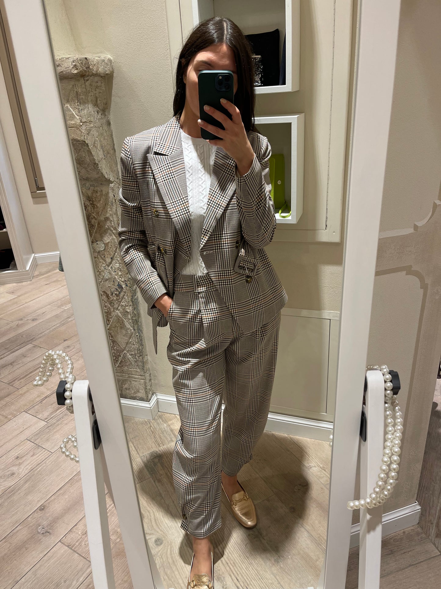 Pantalone con bottone sul fondo gamba