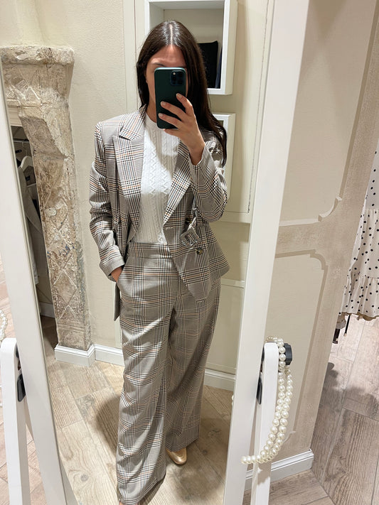 Pantalone con bottone sul fondo gamba