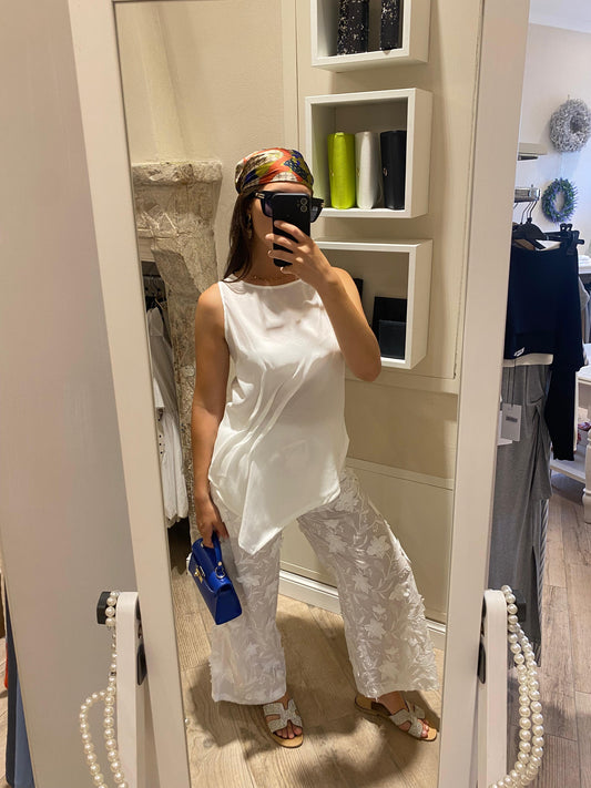 Pantaloni con rose ricamate