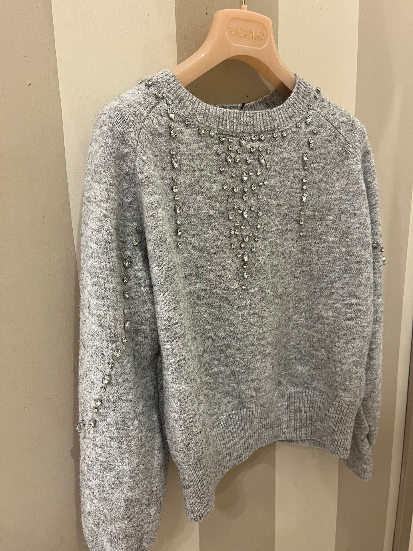 Maglione con applicazioni